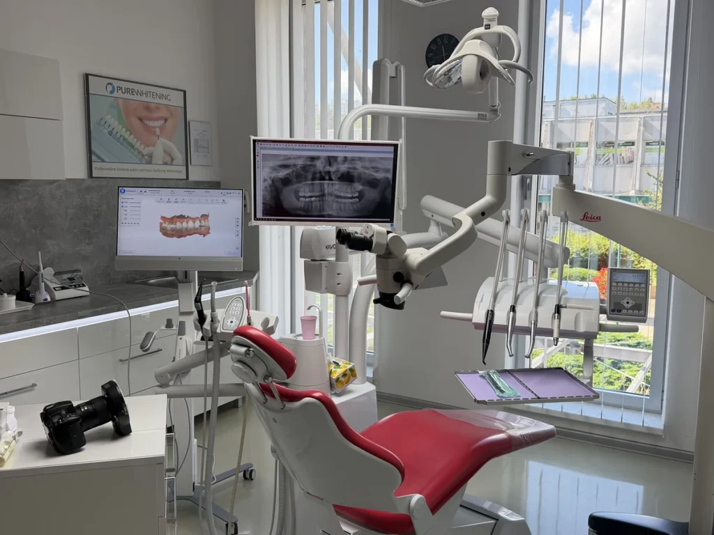 Ambulancia Dental Clinic Tri veže so zubným kreslom a mikroskopom Leica